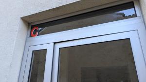 a door with the letter c on top of it at Studio spacieux - Labronie in Sarlat-la-Canéda