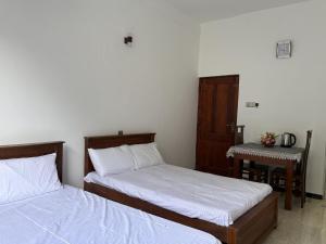 Postel nebo postele na pokoji v ubytování Isuru Piyasa