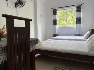 Postel nebo postele na pokoji v ubytování Isuru Piyasa