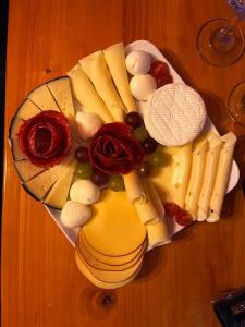阿基塔尼亚Domos lago Muisca Xue的桌上的一盘奶酪和其他食物