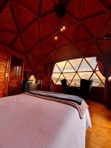 阿基塔尼亚Domos lago Muisca Xue的大型客房设有床和大窗户。