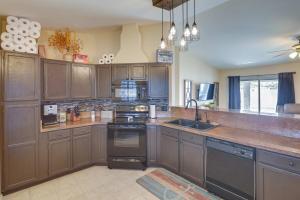 Køkken eller tekøkken på Lake Havasu Retreat