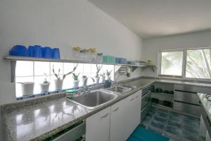 Una cocina o cocineta en Cabana Mangle Playa Privada