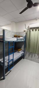 Postel nebo postele na pokoji v ubytování V R S Luxury AC Dormitory