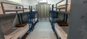 V R S Luxury AC Dormitory客房内的一张或多张床位