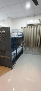 V R S Luxury AC Dormitory客房内的一张或多张床位