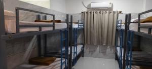 V R S Luxury AC Dormitory客房内的一张或多张床位