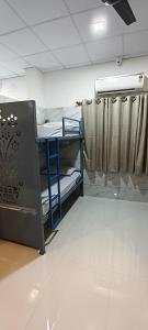 V R S Luxury AC Dormitory客房内的一张或多张床位