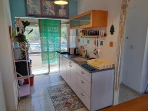 una cucina con un lavello e un piano di lavoro di צימס - דירת אירוח בגליל עם מרפסת a Kefar Weradim