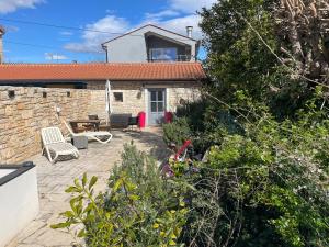 Το κτήριο όπου στεγάζεται  η παραθεριστική κατοικία