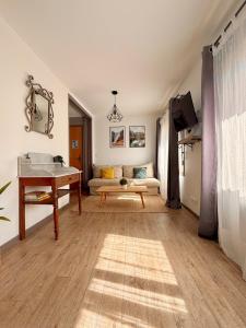 ムスティエ・サント・マリーにあるCoeur de Moustiers Gorges du Verdonのピアノとソファのあるリビングルーム