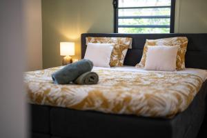 une personne pose sur un grand lit dans l'établissement Tropical Stay at Puru Resort, à Willemstad 5 autres photos