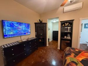 sala de estar con TV de pantalla plana grande en la pared en Cabin 6 The Roost Cabins, en Lakehills 14 fotos más