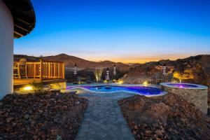 Πισίνα στο ή κοντά στο The Castle, A Luxury Compound Retreat