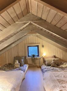 Katil atau katil-katil dalam bilik di Cozy cabin, hot tub, beautiful nature