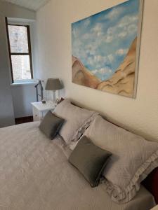 une chambre avec un lit avec un tableau sur le mur dans l'établissement Sogni d'Oro Spello, à Spello 16 autres photos