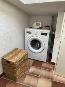 une machine à laver installée dans une pièce avec un panier dans l'établissement Sogni d'Oro Spello, à Spello