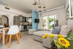 Η κουζίνα ή μικρή κουζίνα στο Big Blue Villa in Kisamos, 10 meters from Sea +30 φωτογραφίες