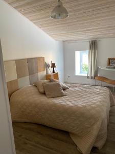 Ένα ή περισσότερα κρεβάτια σε δωμάτιο στο Chez Isabelle et Johann