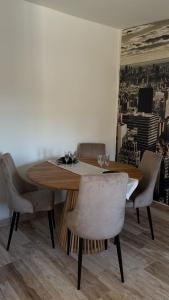 a dining room table and chairs with a view of a city at Apartamento boutique Esva in Hellín
