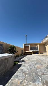 a building with a stone courtyard with a stone floor at Apartamento boutique Esva in Hellín