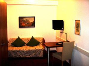 Cette chambre comprend un lit et une table avec une chaise. dans l'établissement Hotel Restaurant Bären, à Freudenstadt