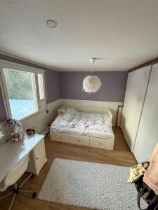 Un dormitorio con una cama y un escritorio y una ventana. en Arctic Riverside house, en Rovaniemi 17 fotos más