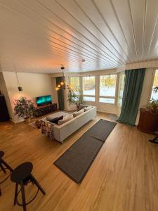 una sala de estar con un sofá y una mesa en Arctic Riverside house, en Rovaniemi