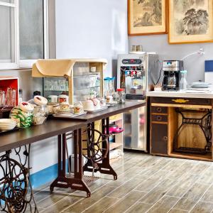 Una cocina con una mesa con platos encima. en Maru Yang 馬路楊宿屋, en Tainan