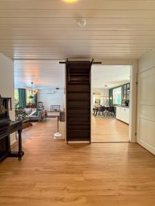 una sala de estar con una escalera que conduce a una sala de estar. en Arctic Riverside house, en Rovaniemi
