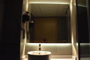 Łazienka w obiekcie Hotel Bilbao Plaza