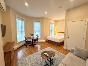 Katil atau katil-katil dalam bilik di Copley House Extended Stay