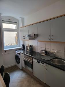 a kitchen with a sink and a washing machine at Sehr gut gelegene Wohnung im Herzen Hannovers in Hannover