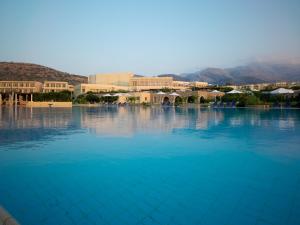 Бассейн в Kalimera Kriti Hotel & Village Resort или поблизости