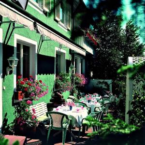 フロイデンシュタットにあるHotel Restaurant Bärenの外に座るテーブルと椅子