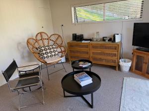 Televisyen dan/atau pusat hiburan di Fernhill Hideaway +1 gambar