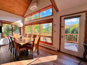 Cảnh núi rừng hoặc tầm nhìn ra núi từ nhà nghỉ dưỡng +48 ảnh