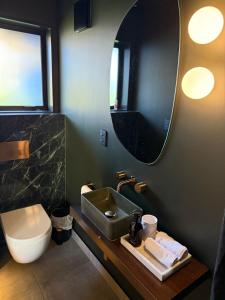 Bilik mandi di Fernhill Hideaway