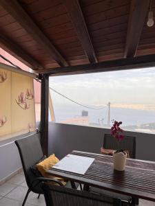 a table and chairs with a view of the golden gate bridge at Azure Loft in Rodhiá