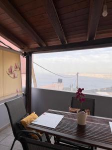 a table and chairs with a view of the ocean at Azure Loft in Rodia