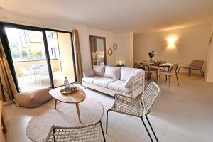 a living room with a couch and a table and chairs at Le Shetland - T4 spacieux bord de mer et piscine in Pianottoli-Caldarello