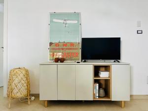 un armadio bianco con una televisione sopra di The seaside villa - Anzio ad Anzio