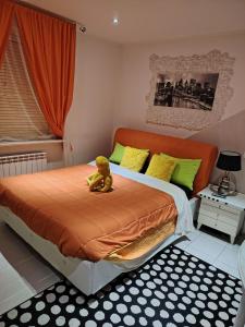 StaranzanoにあるB & Baichinの寝室のベッドの上に座っているテディベア +38枚の写真