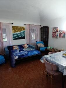 un salon avec un canapé bleu et une table dans l'établissement La terrazza di Ameglia alta - relax nel borgo Ligure, à Ameglia 35 autres photos