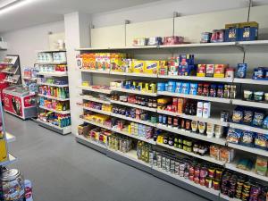 Supermarket in druge trgovine poleg počitniškega parka oz. v okolici