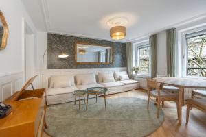 uma sala de estar com um sofá branco e uma mesa em Boho Suite em Zurique