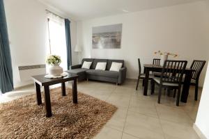Posedenie v ubytovaní Apartament IKAR z ogródkiem, blisko morza