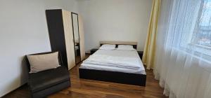 多布里奇Панорама的一间带床和椅子的小卧室
