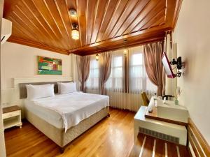 Ένα ή περισσότερα κρεβάτια σε δωμάτιο στο Kervan Hotel