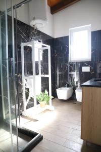 Koupelna v ubytování Endrit Accommodation + 21 fotografií